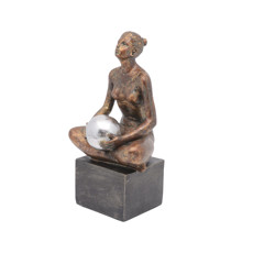 Imagem de ESCULTURA DECORATIVA DE RESINA BRONZE MULHER SENTADA COM BOLA 15X11X26CM  - Mero Comercio De Equipamentos Ltda