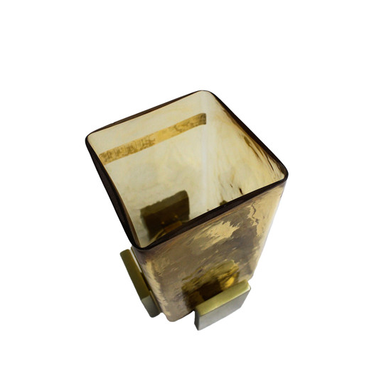 Imagem VASO DECORATIVO EM VIDRO COR AMBAR E BASE EM METAL DOURADO 18X12 CM