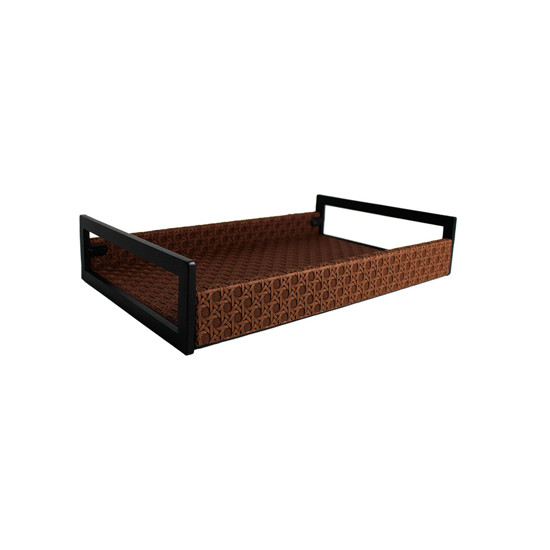 Imagem BANDEJA RETANGULAR MARROM EM MDF COM ALÇA EM METAL E LISTRAS 3D 4X35X22 CM