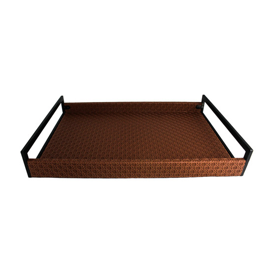 Imagem BANDEJA RETANGULAR MARROM EM MDF COM ALÇA EM METAL E LISTRAS 3D 4X45X30 CM