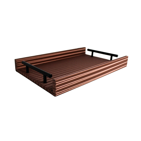 Imagem BANDEJA RETANGULAR MARROM EM MDF COM ALÇA EM METAL E LISTRAS 3D 4X35X22 CM