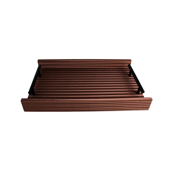 Imagem BANDEJA RETANGULAR MARROM EM MDF COM ALÇA EM METAL E LISTRAS 3D 4X35X22 CM