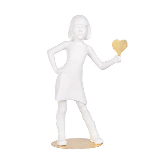 Imagem ESCULTURA BRANCA MILA MENINA EM RESINA SEGURANDO CORAÇÃO DOURADO DE METAL - MODALI