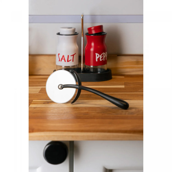 Imagem CORTADOR DE PIZZA COM CABO ANTIDERRAPANTE CHEF PRO 18,5CM PRETO LIGA DE ZINCO - WOLFF